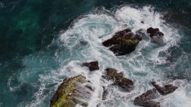 Wave breken rotsachtige de kust — Stockvideo