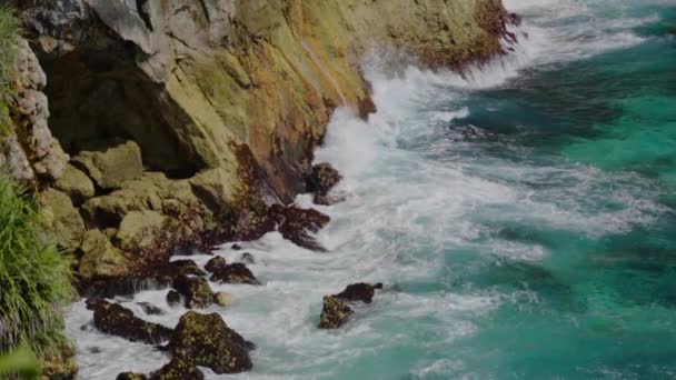 Vista de la cascada de Peguyangan, Nusa Penida, Bali, Indonesia — Vídeo de stock