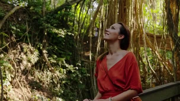 Žena at Monkey forest at Ubud, Bali — Stock video