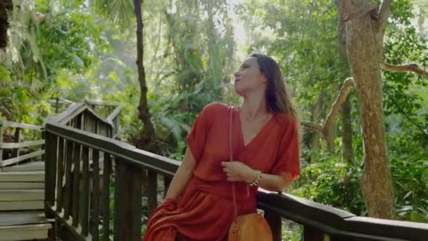 Donna nella foresta delle scimmie a Ubud, Bali — Video Stock