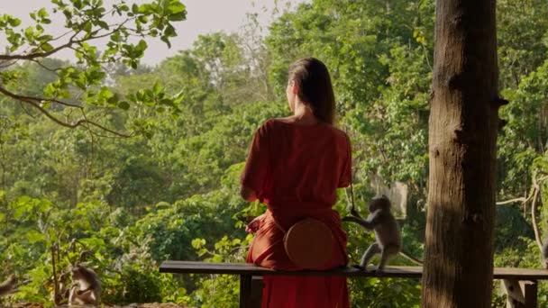 Mujer en el bosque de monos en Ubud, Bali — Vídeos de Stock