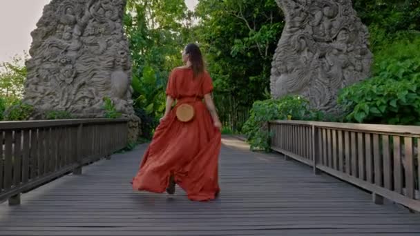 Mulher na floresta de macacos em Ubud, Bali — Vídeo de Stock