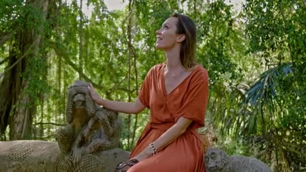 Nő a majom erdőben Ubud, Bali — Stock videók