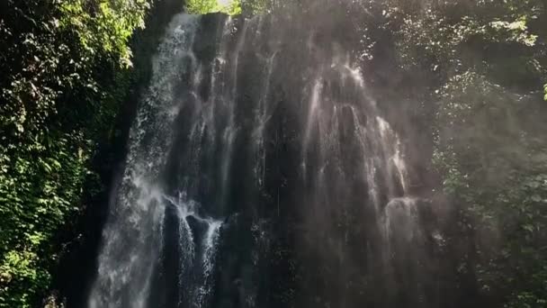 Utsikt över Labuhan Kebo Vattenfall ligger i Munduk, Bali — Stockvideo