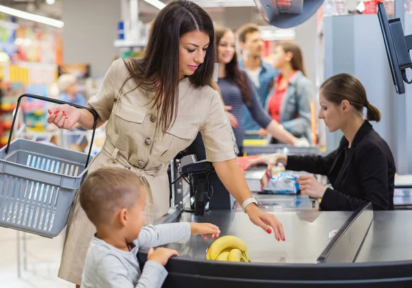 Woamn with a son in a grocery store — 스톡 사진