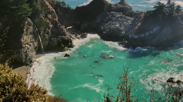 McWay Falls in Julia Pfeiffer Burns State Park, USA — Stock Video