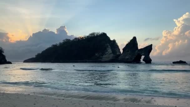 Vue sur la falaise près de la plage d'Atuh à l'île de Nusa Penida, Bali, Indonésie — Video