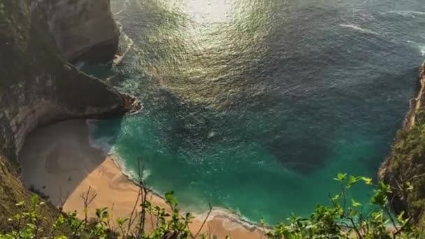 Pláž kelingking na ostrově Nusa Penida, Bali, Indonésie — Stock video