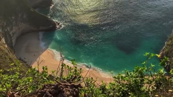 Kelingking Beach na Ilha Nusa Penida, Bali, Indonésia — Vídeo de Stock