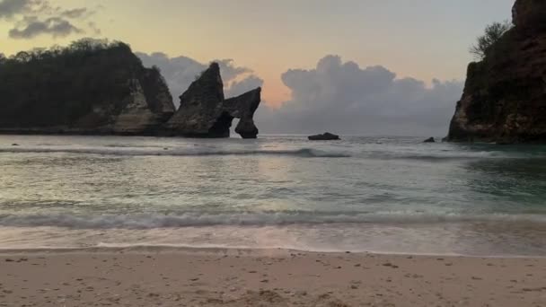 Pohled na útes v blízkosti pláže Atuh na ostrově Nusa Penida, Bali, Indonésie — Stock video