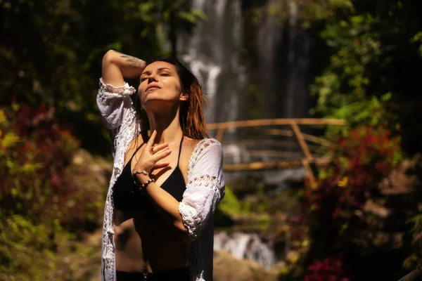 Femme près de Labuhan Kebo Waterfall situé à Munduk, Bali — Photo