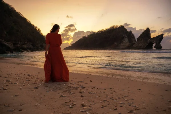 Žena at Atuh beach at Nusa Penida Island, Bali, Indonésie — Stock fotografie