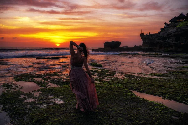 Kobieta przeciwko świątyni Pura Tanah Lot, Bali — Zdjęcie stockowe