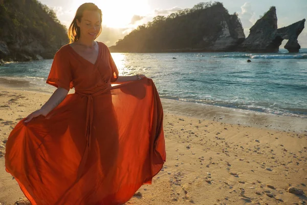 Mujer en la playa de Atuh en la isla Nusa Penida, Bali, Indonesia — Foto de Stock