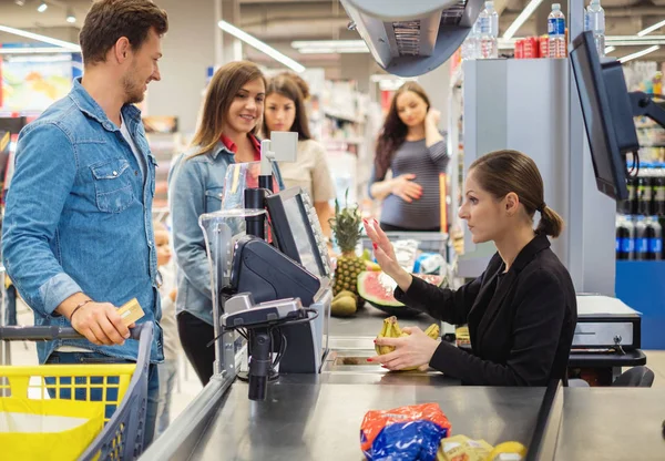 Couple buying goods in a grocery store — Stock Photo, Image