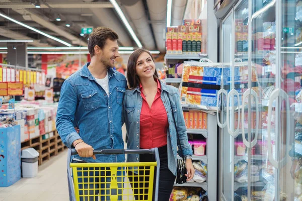 Couple choosing goods in a grocery store — 스톡 사진