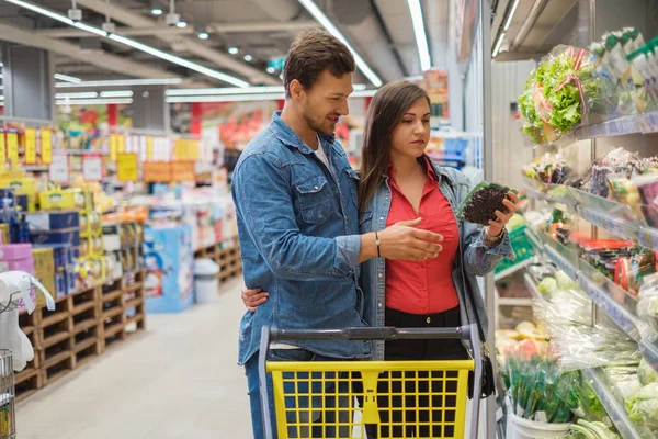 Paar wählt Waren im Lebensmittelladen aus — Stockfoto