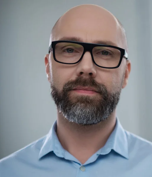 Bärtiger Mann mittleren Alters mit Brille — Stockfoto