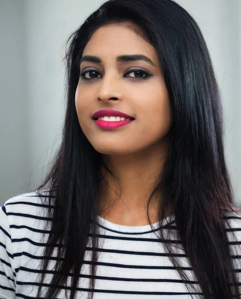 若いインドの女性の顔のクローズアップ — ストック写真