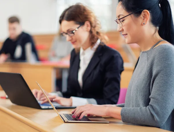 Grupo multinacional de estudiantes en un auditorio — Foto de Stock