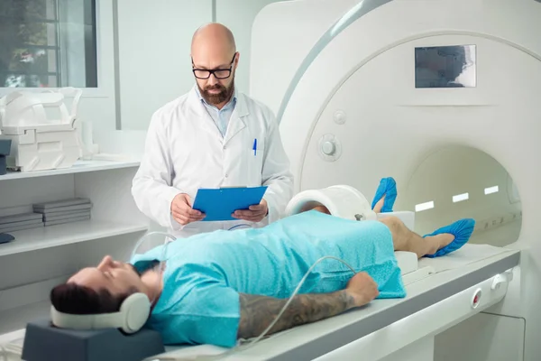 Patiënt bezoekt MRI-procedure in een ziekenhuis — Stockfoto