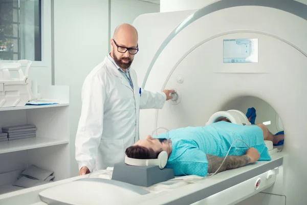 Patiënt bezoekt MRI-procedure in een ziekenhuis — Stockfoto