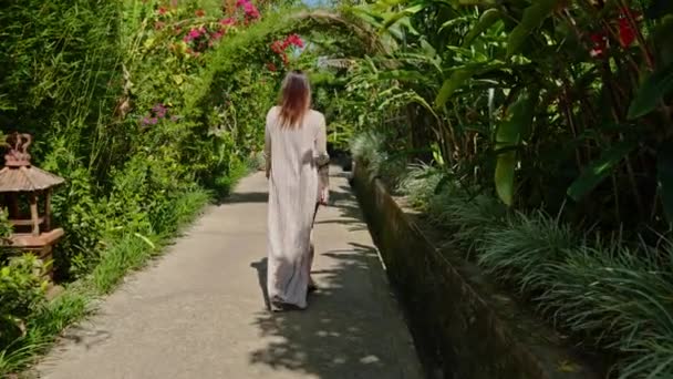 Γυναίκα περπατώντας μέσα από την όμορφη τροπική φύση — Αρχείο Βίντεο