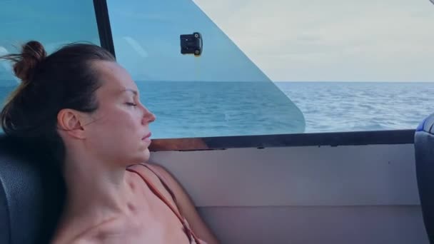 Mujer en barco en el país tropical — Vídeos de Stock