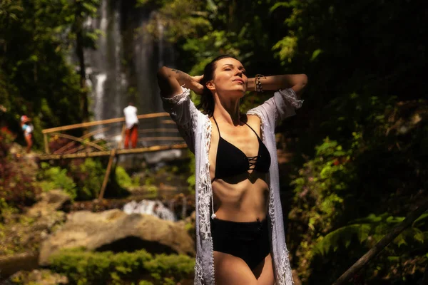 Vrouw bij Labuhan Kebo Waterval gelegen in Munduk, Bali — Stockfoto