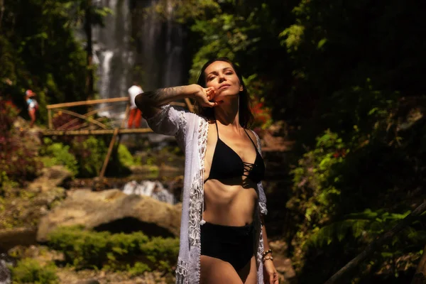 Frau in der Nähe von labuhan kebo Wasserfall in munduk, bali — Stockfoto