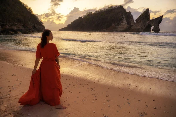 Woman at Atuh beach at Nusa Penida Island, Bali, Indonesia — Stock Photo, Image