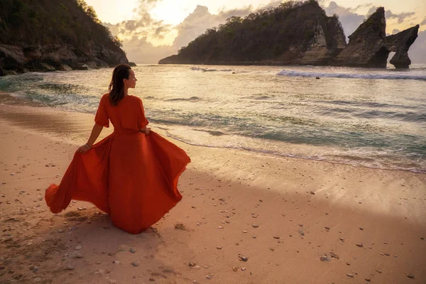 Frau am atuh beach auf der nusa penida insel, bali, indonesien — Stockfoto