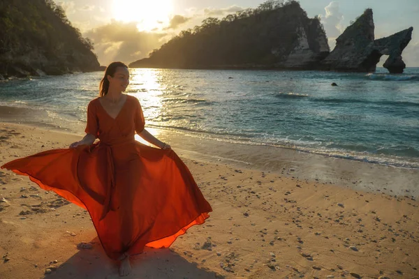 Kobieta na plaży Atuh na wyspie Nusa Penida, Bali, Indonezja — Zdjęcie stockowe