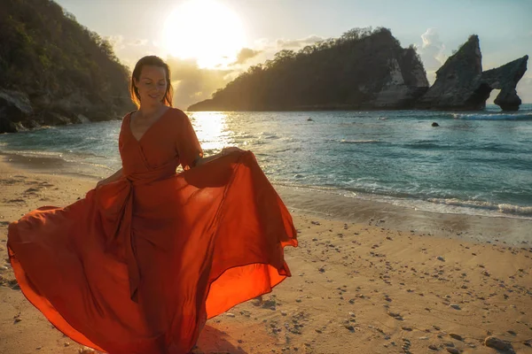 Vrouw aan het strand van Atuh op Nusa Penida Island, Bali, Indonesië — Stockfoto