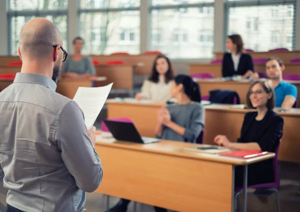 Profesor y grupo multinacional de estudiantes en un auditorio — Foto de Stock