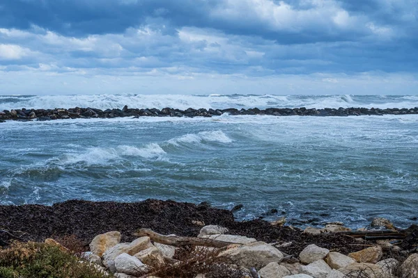 Mer orageuse sur la côte des Pouilles, Italie — Photo