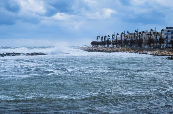 Stürmische See an der Küste Apuliens, Italien — Stockfoto