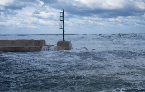 Stormachtige zee aan de kust van Puglia, Italië — Stockfoto