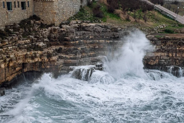 Viharos tenger Polignano a Mare, Olaszország — Stock Fotó