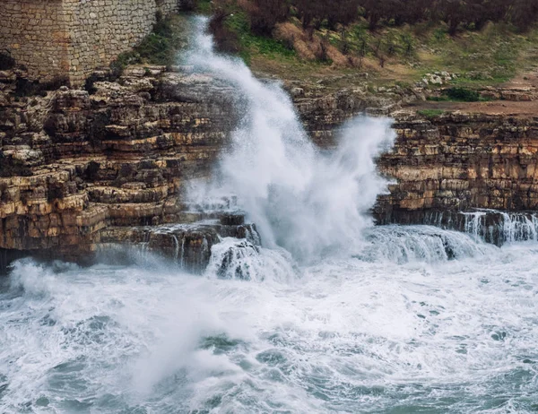 Stormachtige zee in Polignano a Mare, Italië — Stockfoto