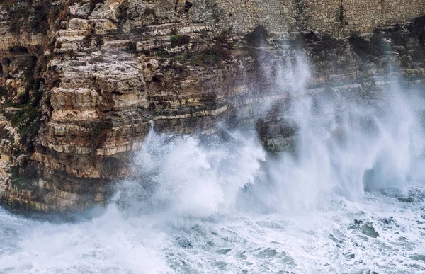 Mar tempestuoso em Polignano a Mare, Itália — Fotografia de Stock