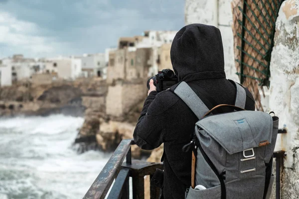 Fotograaf maakt foto van een stormachtige zee in Polignano a Mare, Italië — Stockfoto