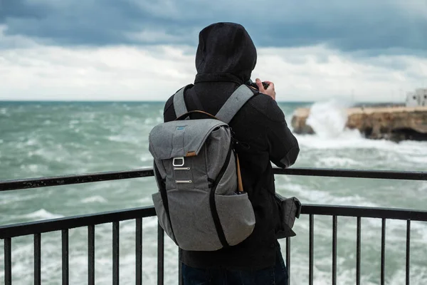 Fotograf tar bild av ett stormigt hav i Polignano a Mare, Italien — Stockfoto