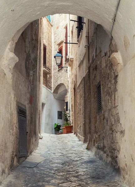 Encantadoras calles narow de Polignano a Mare, Puglia, Italia —  Fotos de Stock