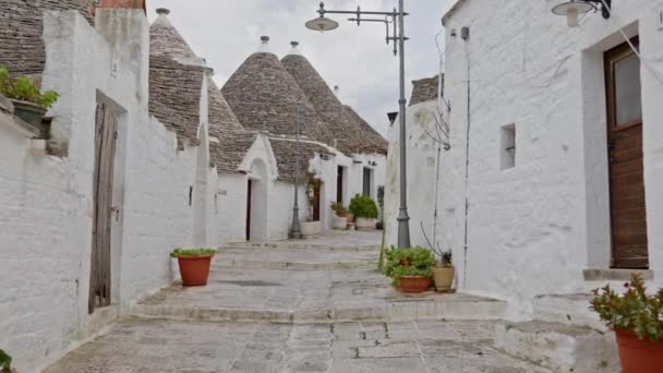 Trulli kasabasının yürüyen caddeleri Alberobello, İtalya — Stok video