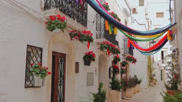 Wandelen charmante witte straten van Locorotondo in Puglia, Italië — Stockvideo