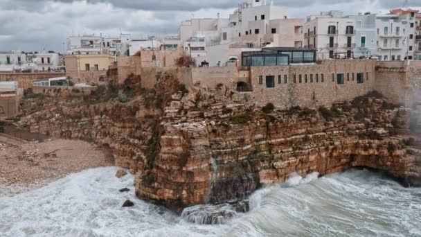 Σούπερ αργή κίνηση της φουρτουνιασμένης θάλασσας στο Polignano a Mare, Ιταλία — Αρχείο Βίντεο