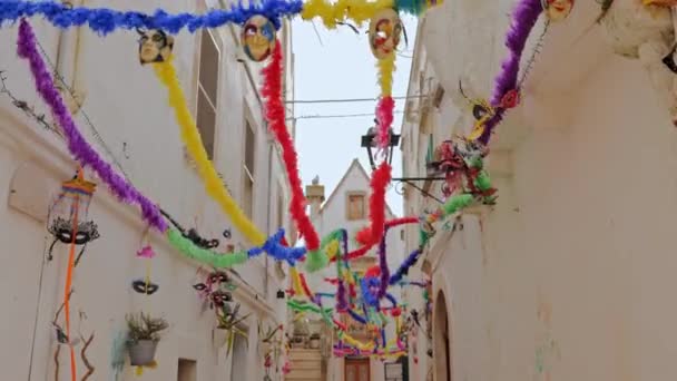Wandelen charmante witte straten van Locorotondo in Puglia, Italië — Stockvideo