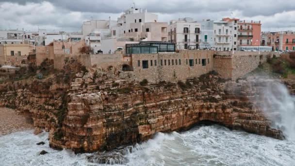 Super lent mouvement de la mer orageuse à Polignano a Mare, Italie — Video