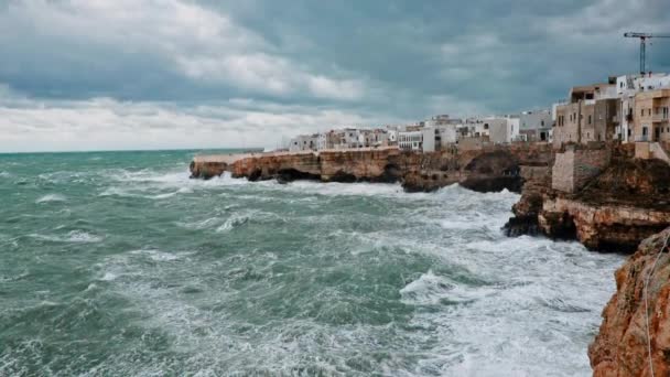 Super lent mouvement de la mer orageuse à Polignano a Mare, Italie — Video